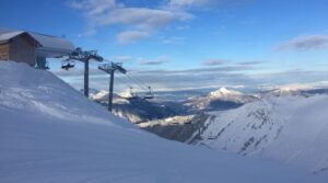 Skiën met een laag budget? Voordelige reizen vind je bij jongeren wintersport reisorganisaties