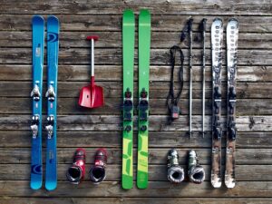 Met de auto op skivakantie; de ski’s gaan in de skibox