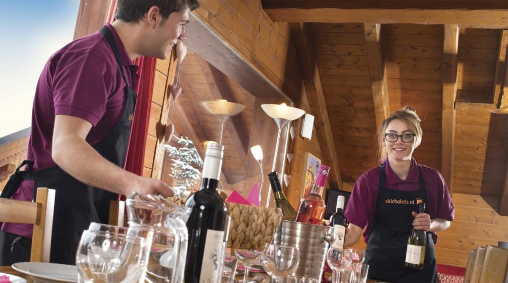 De tafel wordt in de Chalet gedekt voor het vers bereide driegangendiner