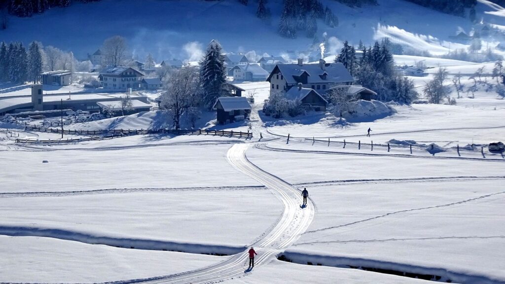 Langlaufen op een loipe in wit winterlandschap